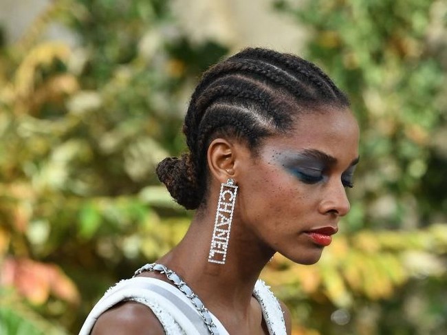 Dalam laporan tren Pinterest 100, pencarian anting besar naik hingga 947 persen di platform social media berbasis foto tersebut. Anting besar bisa jadi andalan kamu untuk tampil fashionable meskipun hanya berbusana simpel. Foto: Getty Images