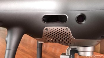 Sejumlah sensor yang bagian samping bodi DJI Phantom 4 Pro Obsidian. Foto: Adi Fida Rahman/detikINET