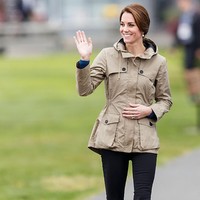  Untuk alas kaki pun, ibu dua anak ini tak ragu memakai yang murah. Sepatu seri White 2750 Cotu Classics dari label Italia Superga adalah salah satu sneakers favoritnya. Harga? Hanya 50 poundsterling atau Rp 850 ribuan. (Foto: Getty Images)