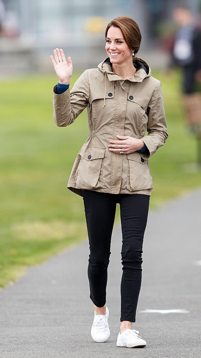  Untuk alas kaki pun, ibu dua anak ini tak ragu memakai yang murah. Sepatu seri White 2750 Cotu Classics dari label Italia Superga adalah salah satu sneakers favoritnya. Harga? Hanya 50 poundsterling atau Rp 850 ribuan. (Foto: Getty Images)