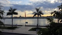 Merayakan kemenangan Timnas U-22 enaknya santai-santai di tepi Sungai Mekong. Di sisi sungai, terdapat pedestrian luas untuk jalan santai menikmati suasana. (Titry Frilyani/dTraveler)
