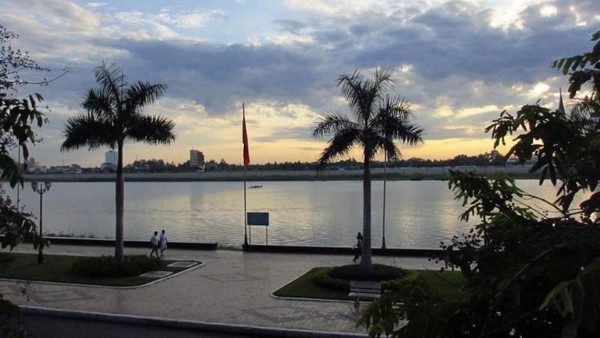 Merayakan kemenangan Timnas U-22 enaknya santai-santai di tepi Sungai Mekong. Di sisi sungai, terdapat pedestrian luas untuk jalan santai menikmati suasana. (Titry Frilyani/dTraveler) Merayakan kemenangan Timnas U-22 enaknya santai-santai di tepi Sungai Mekong. Di sisi sungai, terdapat pedestrian luas untuk jalan santai menikmati suasana. (Titry Frilyani/dTraveler)