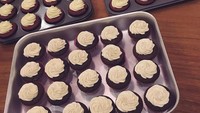 Bahkan untuk menyuguhkan camilan di hari lebaran, Bunga juga sempat membuat cupcake lho! Foto: Instagrambclsinclair