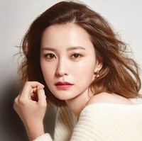 Aktris yang beradu akting dengan Gong Yoo di film Train To Busan ini sepertinya tidak terlalu suka memakai riasan mata yang tebal. Hanya pulasan eyeshadow berpalet cokelat lembut yang memperindah matanya. Foto: Istimewa