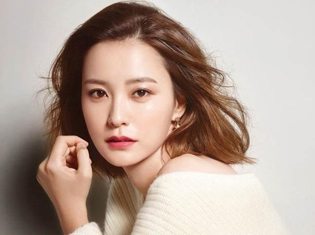 Aktris yang beradu akting dengan Gong Yoo di film Train To Busan ini sepertinya tidak terlalu suka memakai riasan mata yang tebal. Hanya pulasan eyeshadow berpalet cokelat lembut yang memperindah matanya. Foto: Istimewa