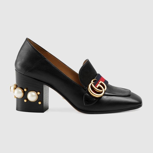 Dimulai dari Gucci yang merilis koleksi sepatu platform dengan perhiasan pada sol nya, kini tren itu juga makin marak. Sepatu berhias mutiara, stud, kristal, manik-manik dan buckle akan jadi salah satu tren besar di 2018. Terbukti dari pencarian di Pinterest yang naik hingga 222 persen. Foto: Dok. Gucci