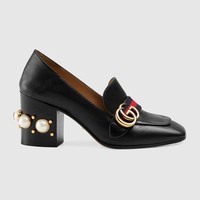 Dimulai dari Gucci yang merilis koleksi sepatu platform dengan perhiasan pada sol nya, kini tren itu juga makin marak. Sepatu berhias mutiara, stud, kristal, manik-manik dan buckle akan jadi salah satu tren besar di 2018. Terbukti dari pencarian di Pinterest yang naik hingga 222 persen. Foto: Dok. Gucci