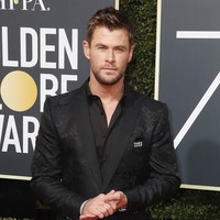 Aktor tampan Chris Hemsworth tampil beda dari aktor lainnya saat datang ke Golden Globes 2018. Bintang Thor itu memilih setelan jas dan celana velvet berpola. Dan tentunya bros Time’s Up disematkan di dada kirinya. (Foto: Getty Images)