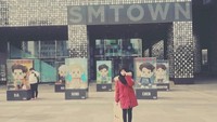 Layaknya gadis Korea yang lain, Kim Miso juga menggandrungi K-Pop. Ini saat dia mengenakan jaket parke merah dan berfoto di depan SM Town. (Instagram/@kimmiso1194)