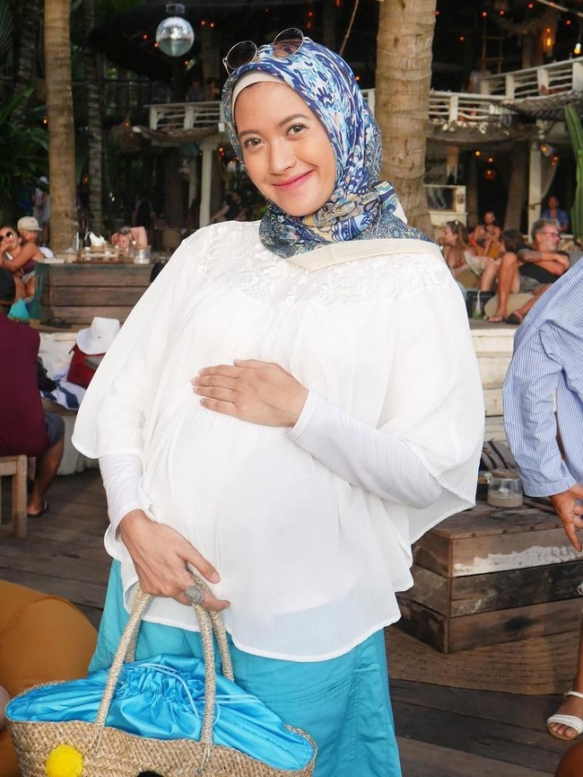 Adhitya Putri dan Ridwan Ghany yang akan segera dikaruniai anak pertama, dan sebentar lagi mereka akan menjadi orang tua. Keduanya tak sabar menanti kehadiran momongan pertama mereka. (Foto: Instagram)