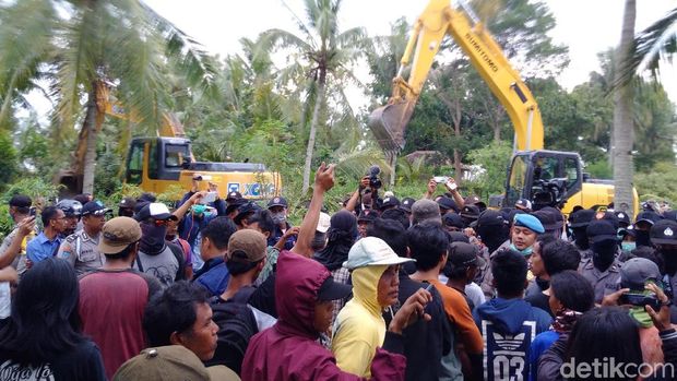 Suasana perobohan tanaman di lahan lokasi Bandara Kulon Progo. 