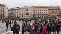 Tak lengkap rasanya traveling ke Milan, tanpa mampir ke Piazza del Duomo. Tetap perhatikan keamanan barang-barang sendiri ya traveler kalau situasi ramai seperti ini (Erwin/detikTravel)