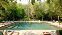Resor ini membawa pengunjungnya untuk merasakan bagaimana camping di alam liar namun dengan sentuhan mewah dan klasik. (aman.com)