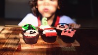 Cupcake dengan hiasan karakter unik ini dibuat sendiri oleh BCL. Di ulang tahun Noah yang ke-6, sang ibu memberikannya hadiah berupa cupcake buatannya sendiri. Foto: Instagrambclsinclair
