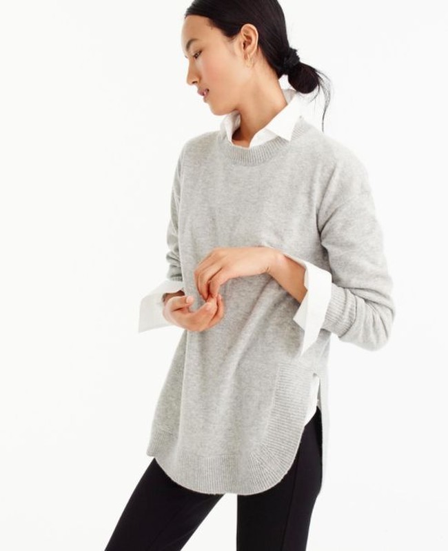 Detail simpel berupa belahan di bagian samping sering terlihat pada tunik, mini dress, kemeja dan celana. Detail yang sederhana tapi cukup menarik perhatian dan nyaman dikenakan. Orang yang mencari tren ini naik hingga 147 persen. Foto: Pinterest