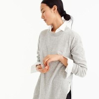 Detail simpel berupa belahan di bagian samping sering terlihat pada tunik, mini dress, kemeja dan celana. Detail yang sederhana tapi cukup menarik perhatian dan nyaman dikenakan. Orang yang mencari tren ini naik hingga 147 persen. Foto: Pinterest