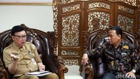 Pertemuan itu di lantai dua kantor Bawaslu.