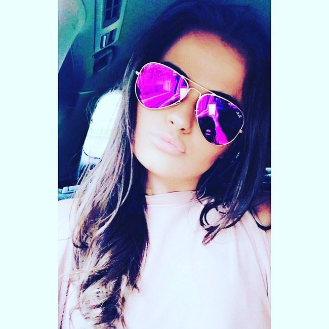 Hidup mewah tentunya tak lepas dari gadis asal Inggris ini. Pasalnya, ia memiliki lemari pakaian yang penuh dengan busana dari desainer ternama seharga Rp 18 miliar. Foto: Instagram