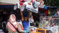 Pasar Gembrong dikenal sebagai pasar yang menjual aneka macam mainan anak.