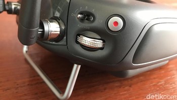 Sejumlah tombol di pinggiran bodi pengontrol. Foto: Adi Fida Rahman/detikINET
