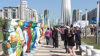 Misalnya di kota Astana, Kazakhstan ini dipamerkan Buddy Bear di jalanan ibu kota. 