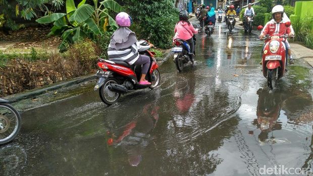  Warga tebar lele di jalan penghubung Pekayon-Kalimalang
