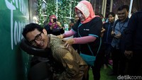 Sandiaga dipijat di salah satu stan pameran.