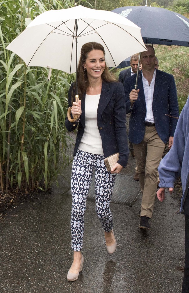 Dalam beberapa kesempatan, Kate Middleton memakai blazer sebagai outfit tambahan. Blazer membuatnya terlihat lebih rapi dan formal. Foto: Getty Images
