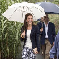 Dalam beberapa kesempatan, Kate Middleton memakai blazer sebagai outfit tambahan. Blazer membuatnya terlihat lebih rapi dan formal. Foto: Getty Images