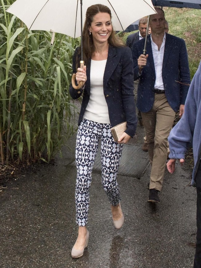Dalam sebuah kesempatan pada 2016 silam, Kate Middleton mengenakan celana bermotif etnik keluaran GAP seharga 18,99 poundsterling atau sekitar Rp 300 ribu. Ia lalu menyempurnakan gayanya dengan blazer navy dan clutch mungil. (Foto: Getty Images)