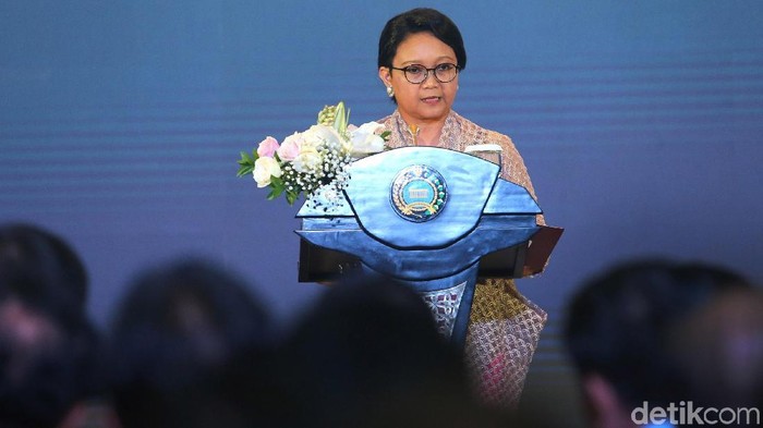Menlu Retno Marsudi memberi pernyataan pers awal tahun di depan para duta besar, diplomat dan undangan di Gedung Kemlu, Jakarta, Selasa (9/1/2018).