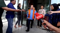 Usai diperiksa, Syafruddin langsung menjadi sorotan awak media.