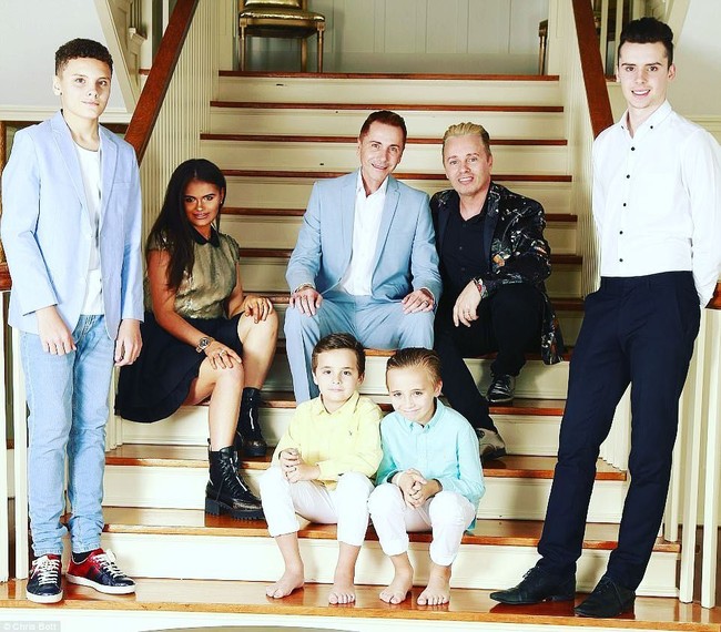 Dilansir Mirror, kehidupan mewah yang ia dapatkan berkat kedua ayahnya, Tony dan Bariie Drewit-Barlow yang menyayanginya. Saffron adalah putri tunggal pasangan gay. Foto: Instagram