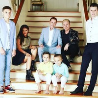 Dilansir Mirror, kehidupan mewah yang ia dapatkan berkat kedua ayahnya, Tony dan Bariie Drewit-Barlow yang menyayanginya. Saffron adalah putri tunggal pasangan gay. Foto: Instagram