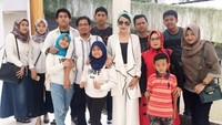 Ada sebuah foto dirinya bersama keluarga besar yang diduga suaminya, istri pertama serta anak-anaknya. (Dok. Instagram/nitatalia.real)
