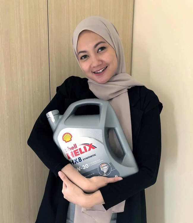 Diandra Gautama berbusana santai mengenakan outerwear hitam, dan setelan celana panjang serta kaos. Kerudungnya dibuat simpel menggunakan scarf panjang warna krem. Foto: Dok. Instagram @diandragautama