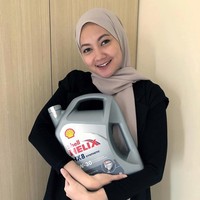 Diandra Gautama berbusana santai mengenakan outerwear hitam, dan setelan celana panjang serta kaos. Kerudungnya dibuat simpel menggunakan scarf panjang warna krem. Foto: Dok. Instagram @diandragautama