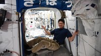 Tubuh manusia tumbuh tak selayaknya karena tidak adanya gravitasi normal. Oleh karena itu tulang belakang menjadi lebih tegak dan memanjang. (Foto: Dok. Twitter @Astro_Kanai)