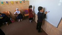 Meskipun mereka memiliki kekurangan, tapi tetap bersemangat untuk terus belajar. REUTERS/Alaa Al-Marjani.