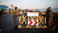 Pasukan militer berjaga di sekitar lokasi pertemuan. 