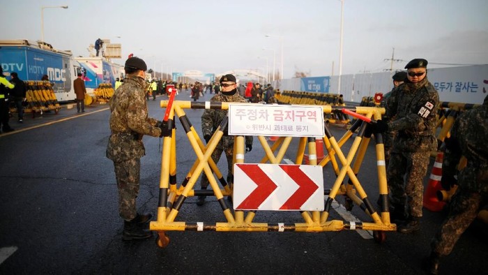 South Korean soldiers stand guard at a check point on the Grand Unification Bridge that leads to the truce village of Panmunjom, just south of the demilitarized zone separating the two Koreans, in Paju, South Korea, January 9, 2018.    REUTERS/ Kim Hong-ji