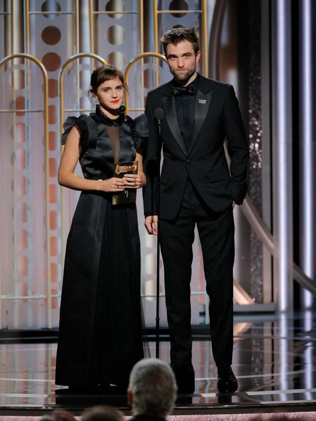 Berdiri di panggung Golden Globes 2018 bersama Emma Watson untuk membacakan pemenang serial televisi terbaik, Robert Pattinson juga menyematkan bros Time’s Up di dadanya. Bros yang didesain oleh desainer kostum dan stylist Arianne Phillips itu dijual seharga US$ 12. (Foto: Getty Images)
