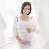 Nabila Syakieb menikah dengan Reshwara Argya Ardinal Pada Desember 2015 lalu. Setelah menunggu 2 tahun, akhirnya Nabila mengandung anak pertamanya. Usia kandungannya sudah memasuki bulan ke-9. Nabila diprediksi dokter akan melahirkan awal Februari 2018. (Foto: Instagram)