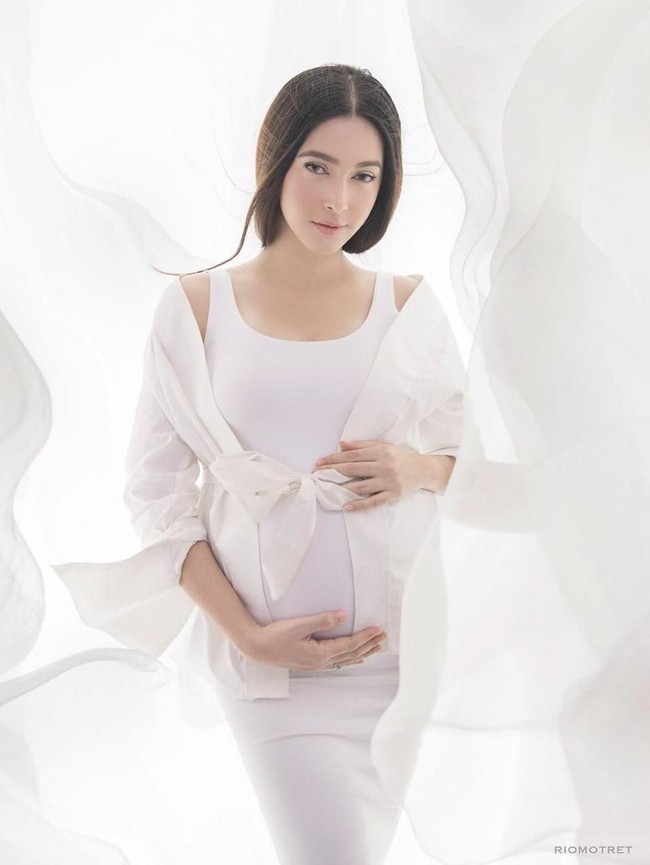 Nabila Syakieb menikah dengan Reshwara Argya Ardinal Pada Desember 2015 lalu. Setelah menunggu 2 tahun, akhirnya Nabila mengandung anak pertamanya. Usia kandungannya sudah memasuki bulan ke-9. Nabila diprediksi dokter akan melahirkan awal Februari 2018. (Foto: Instagram)