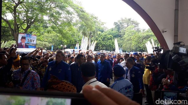 Deklarasi, Dua DM Disambut Tradisi Buka Pintu dan Ribuan Kader