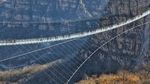 Foto: Jembatan Kaca Terpanjang di Dunia yang Bisa Goyang
