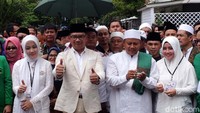 Pasangan RINDU menjadi pasangan pertama yang daftar maju di Pilgub ke KPU Jabar. Mochamad Solehudin/detikcom.