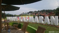 Kampung Pelangi di Semarang makin bertambah semarak dengan kehadiran Taman Kasmaran. Inilah taman mungil yang bisa digunakan untuk spot foto kekinian dengan latar kampung warna-warni yang mendunia. (Angling/detikTravel)