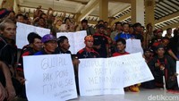 Ketua Paguyuban Kepala Desa se Ponorogo, Riyanto menuturkan aksi dukungan ini agar Bupati Ipong maju sebagai bakal cawagub menggantikan Abdullah Azwar Anas yang mengundurkan diri.