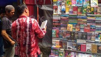 Bahkan daya tarik tersendiri dari penjual buku di Kwitang adalah dimana para pembaca ramai-ramai membaca di pinggir jalan.